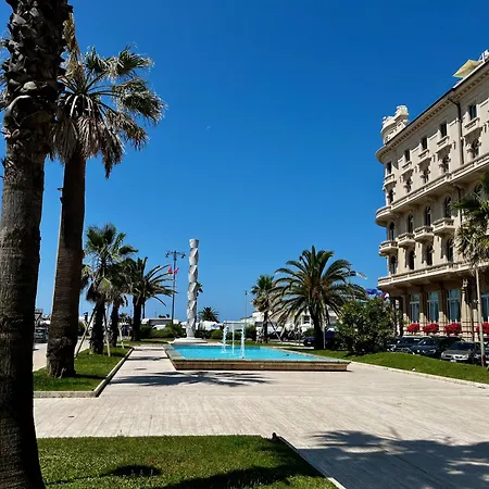 Lucevan Le Stelle By World * Viareggio